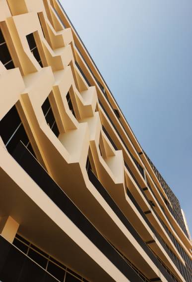  It includes 8 floors above the ground floor and 2 floors under the
ground. Each floor is 1000 square meters in size and has two units. The total area of the building is 8000 square meters. Using concrete and glass on the façade of the building and avoiding too many ornaments are the notable features of the modern architecture of this building.