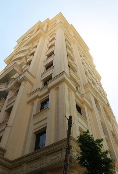 It includes 11 floors above the ground floor and 3 floors under the ground, and every floor has one unit, each of which is 600 square meters in size. This tower has a swimming pool, gym, meeting room, billiard room and squash court